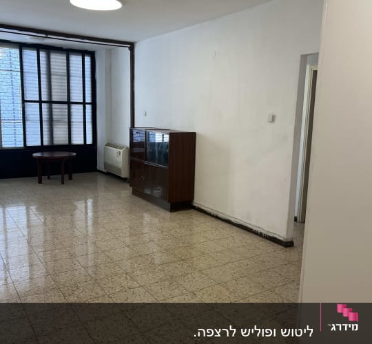 רצפה נקייה וחדר ריק עם רהיטים מעטים
